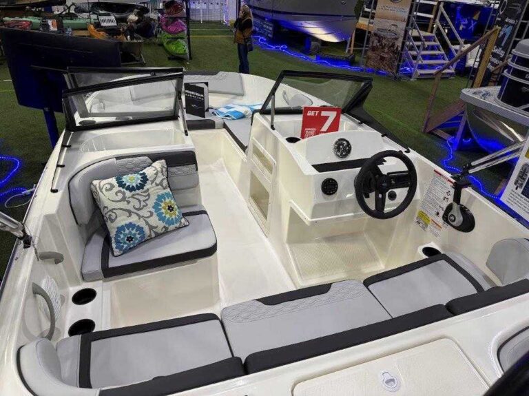 2026 Bayliner M17 - Full Windshield US-BLBX1754A626 [photo 9]